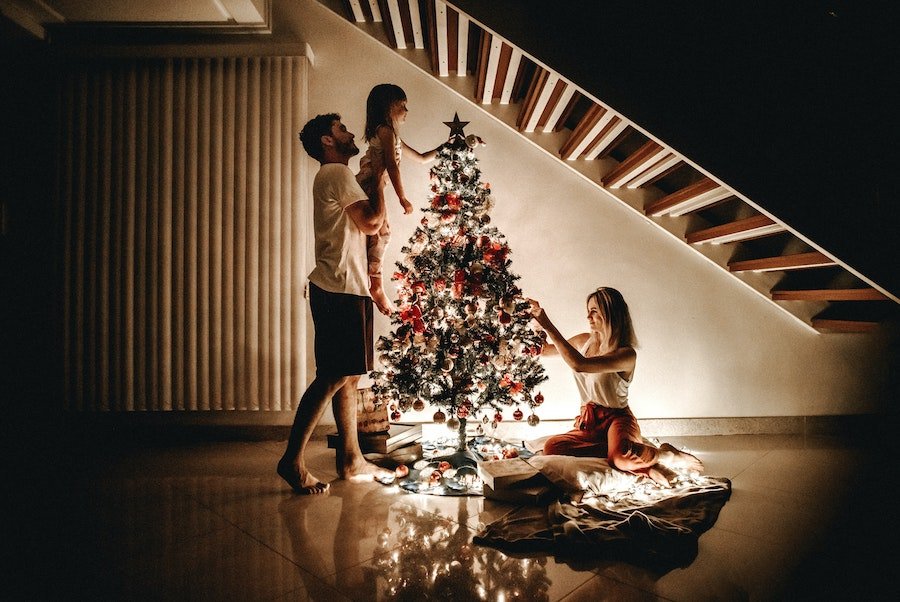 familie schmückt weihnachtsbaum