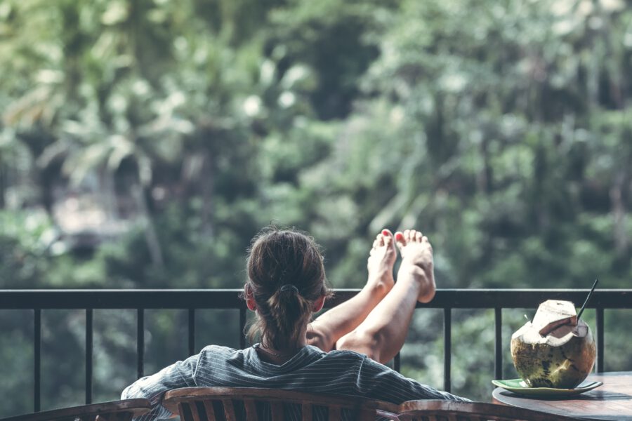 Frau Balkon im Urlaub entspannt genießen