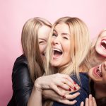 glückliche selbstsichere blonde frau