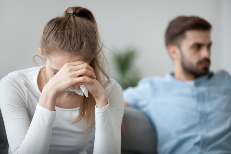 unglückliche Frau in respektloser Beziehung