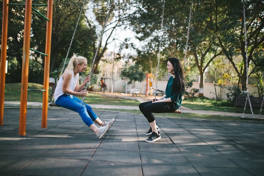 zwei junge frauen im park