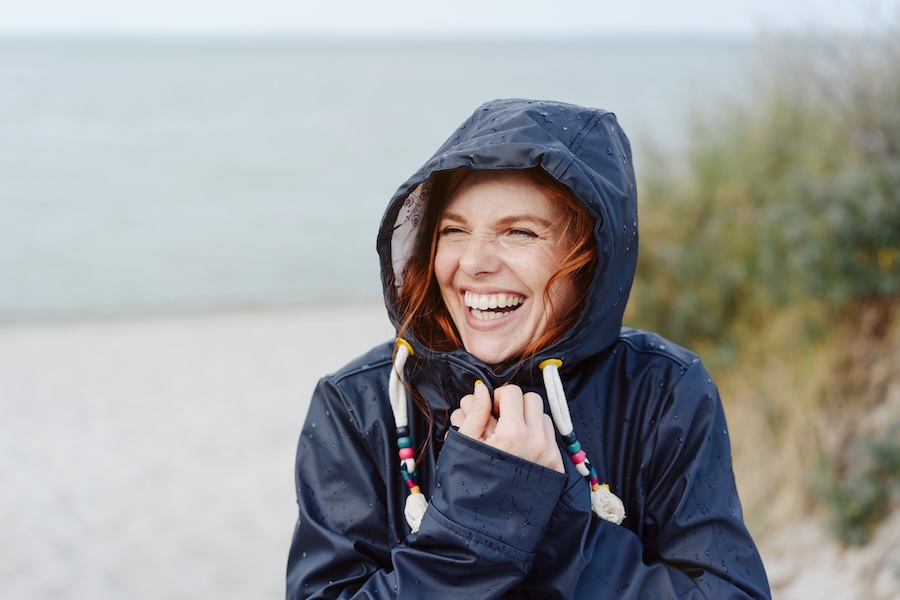 weibliche energie junge lachende frau