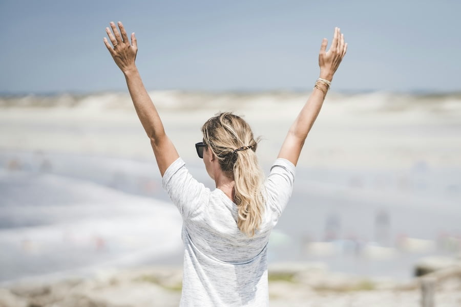 glückliche frau am strand