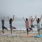 yoga frauen strand