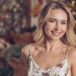 lächelnde blonde frau alter ca 40