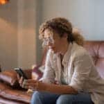 junge traurige frau am handy