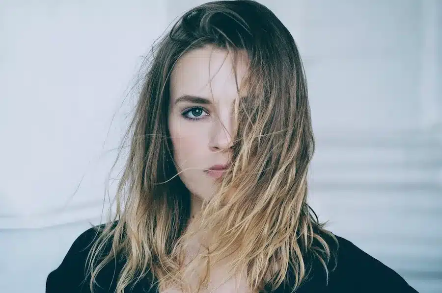 Porträt einer Frau mit nachdenklichem Blick, das Selbstreflexion, innere Stärke und emotionale Tiefe symbolisiert